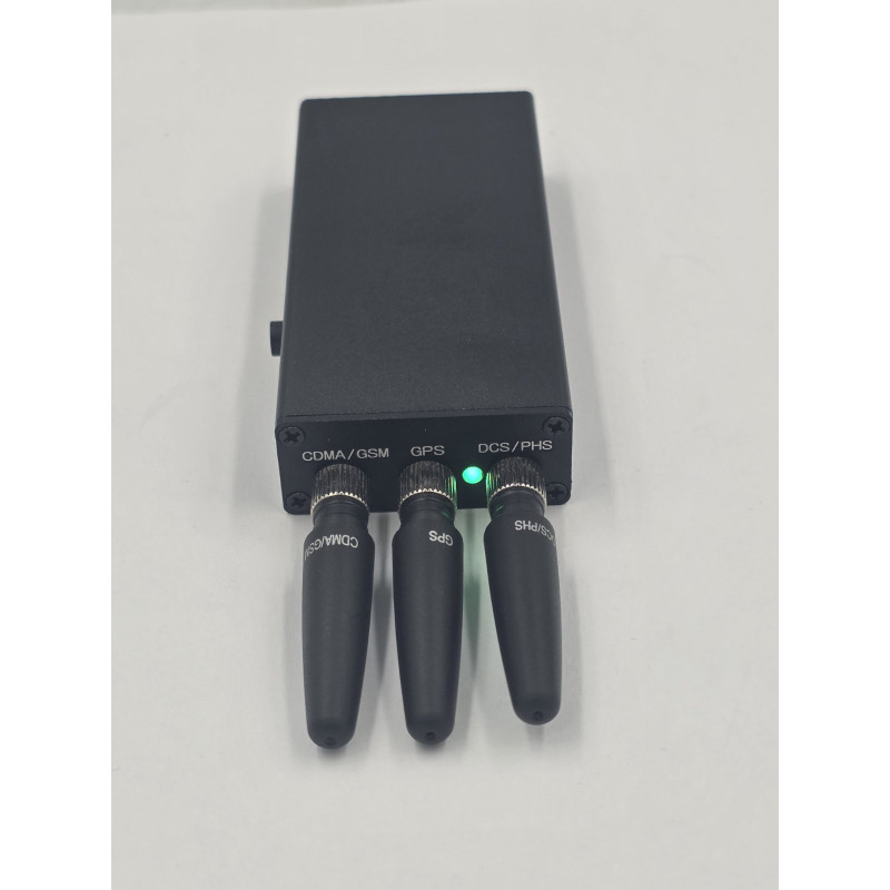 Портативний подавник сигналів Scorpion підтримує формати GPS, ГЛОНАСС, GSM і CDMA та оснащений трьома антенами. 